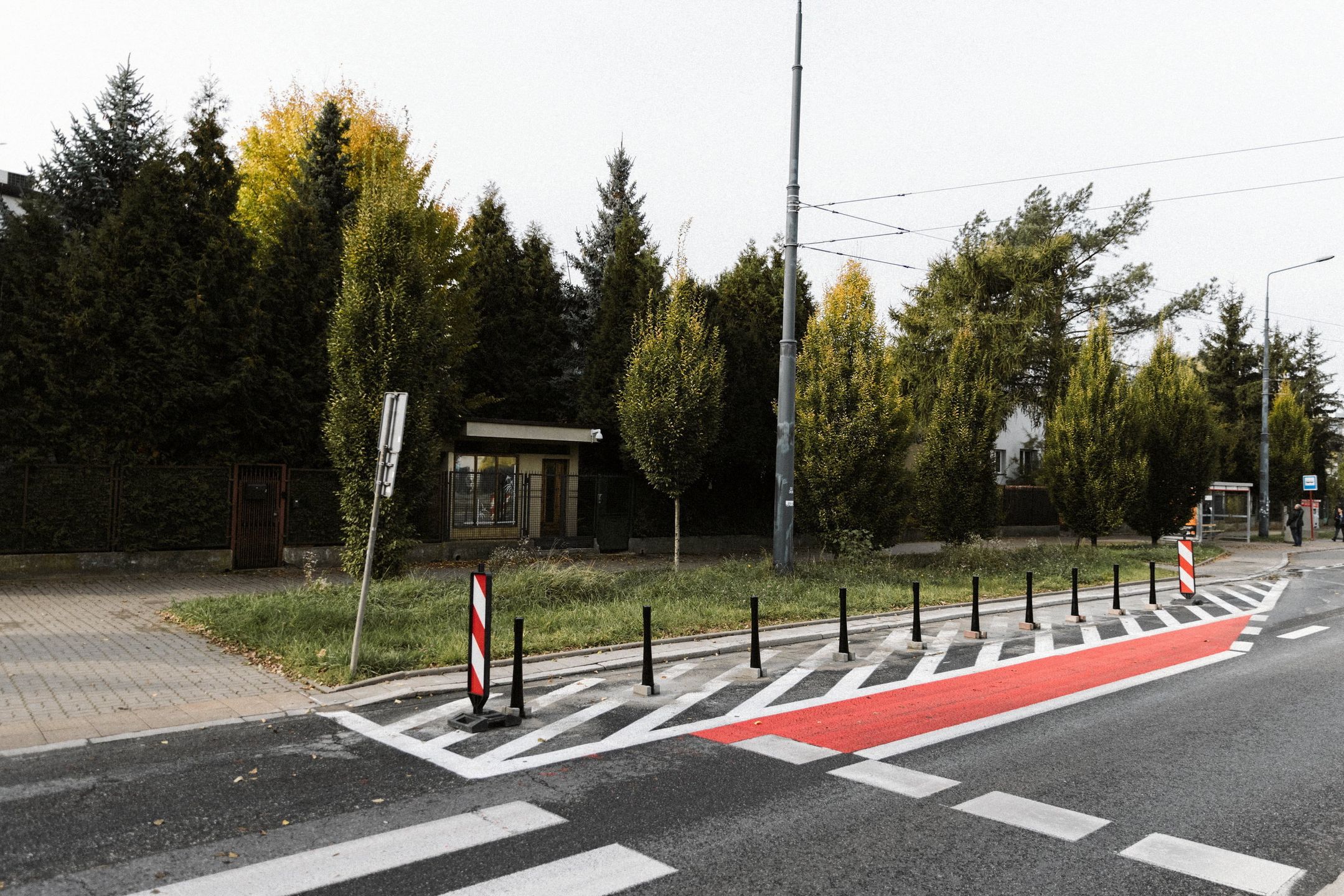 Słupki przed domem Jarosława Kaczyńskiego w Warszawie