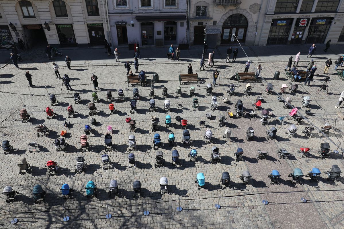 Lwów. Na rynku stanęło 109 wózków. Symbolizują najmłodsze ofiary wojny