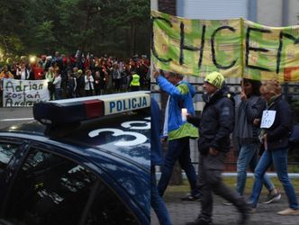 Wakacje Andrzeja Dudy: Tłum turystów protestował pod prezydencką rezydencją w Juracie!