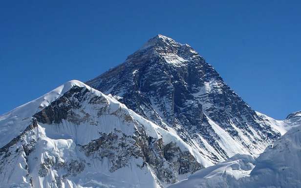 Widok na Mount Everest z Kala Patthar (Fot. Wikimedia Commons)