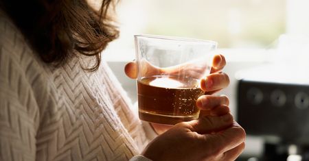 Babcia zmusiła ją do wypicia połowy butelki whiskey. Matka patrzyła jak 4-latka umiera