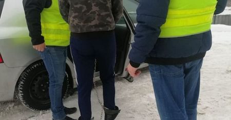 Miał na sobie skradzione ubrania z klipsami. Przechodniów zastraszał „kastetem” z karabińczyka. Grozi mu do 20 lat