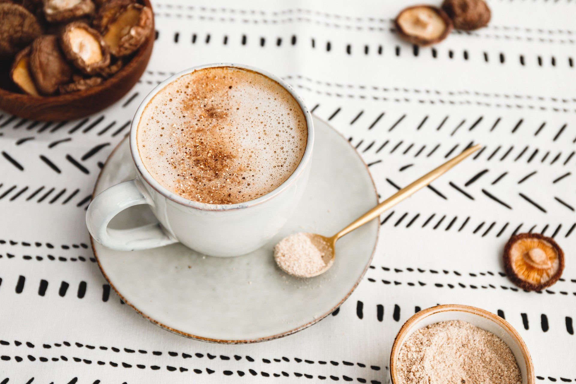 Kawa grzybowa na pamięć i koncentrację. To wcale nie dziwactwo, tylko skuteczny sposób na wspomaganie oraganizm. Na zdjęciu: latte z shiitake