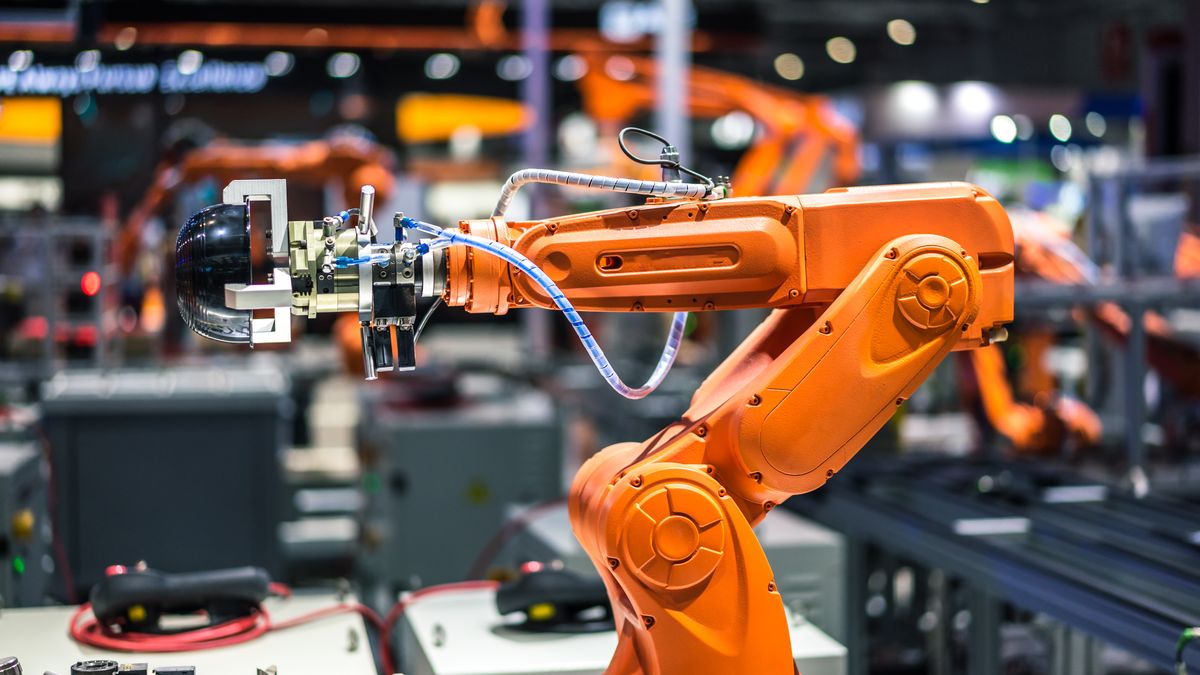 Fabryka; praca; robot; ręka robota; produkcja; producenci