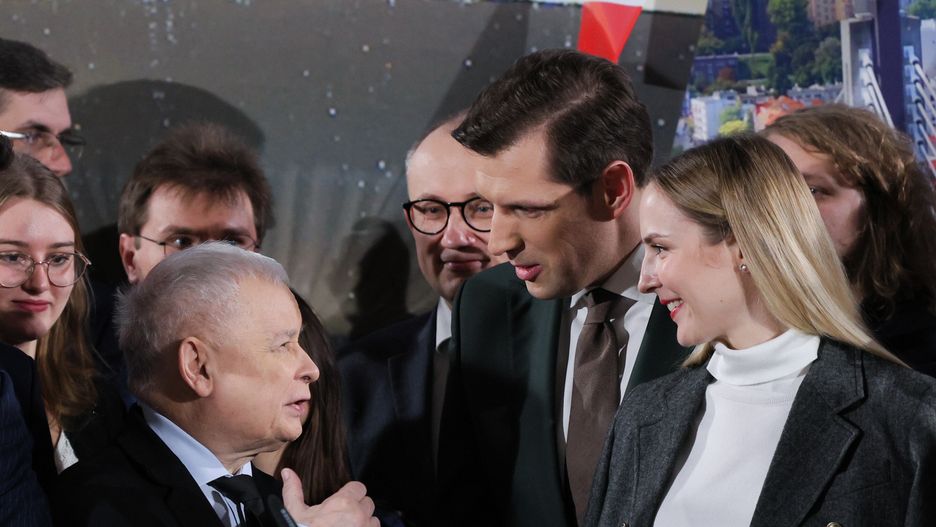 Płock, 03.02.2024. Kandydat PiS na prezydenta m. st. Warszawy w wyborach samorządowych Tobiasz Bocheński (2P) z żoną Elżbietą (P) oraz prezes PiS Jarosław Kaczyński (L) podczas Warszawskiej Konwencji Prawa i Sprawiedliwości, 3 bm. w Akademiku Praskim w Warszawie. (mr) PAP/Paweł Supernak