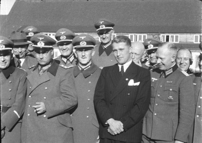 Von Braun w otoczeniu niemieckich oficerów