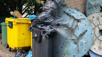 Ktoś podrzucił to do osiedlowego śmietnika. Teraz szukają właściciela