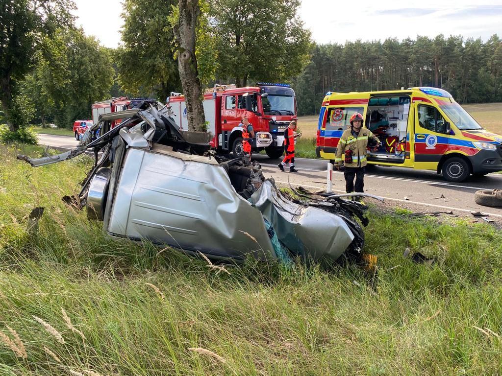 Mitsubishi roztrzaskane na drzewie. Obok auta leżały zwłoki