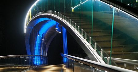 Lublin. Tak wygląda nocą nowa kładka nad Bystrzycą. Dziś testowano jej oświetlenie