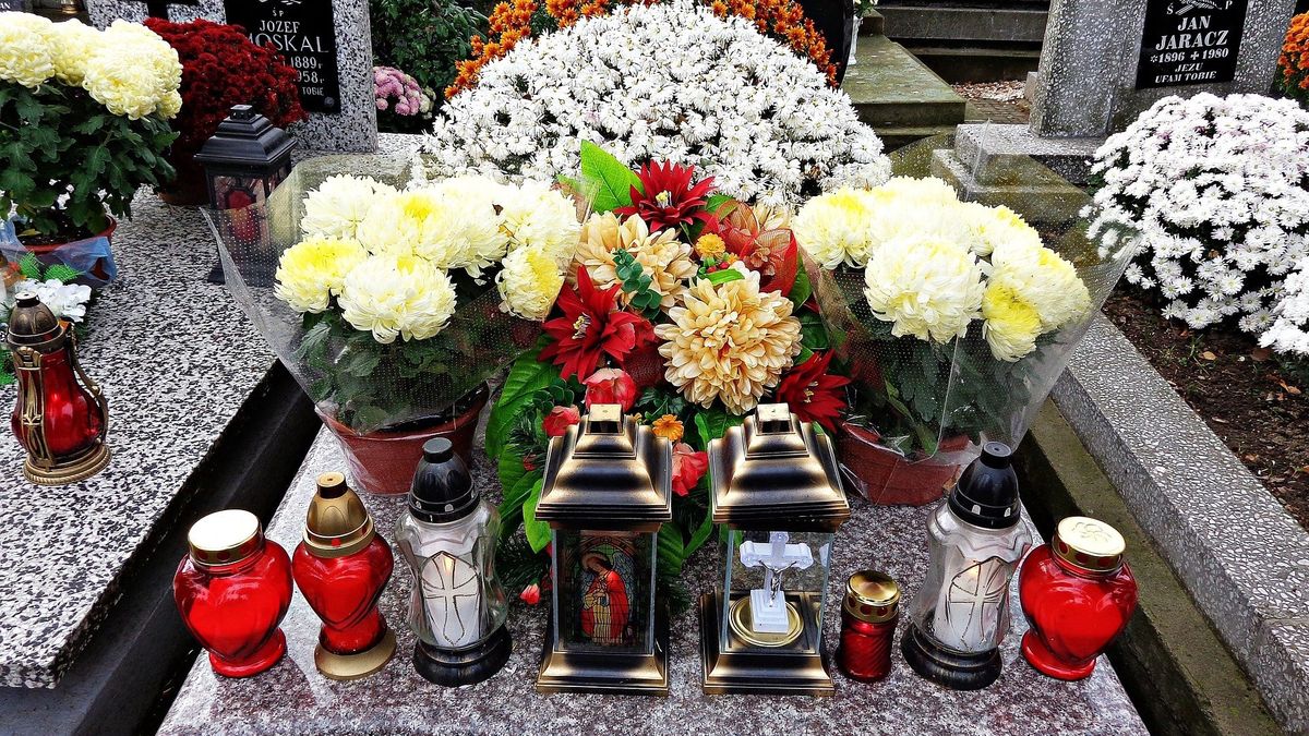 Jak dostarczyć kwiaty i znicze na cmentarz? Polak znalazł sposób