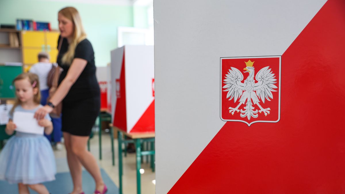 g�osowanie w lokalu wyborczym w Warszawie
Warszawa, 01.06.2025. Wybory prezydenta RP - II tura. G�osowanie w lokalu wyborczym w Warszawie, 1 bm. Trwa g�osowanie w II turze wybor�w prezydenta RP. Do jego zako�czenia obowi�zuje cisza wyborcza. (mr) PAP/Leszek Szyma�ski
Leszek Szyma�ski
g�os, g�osowa�, g�osowanie, I tura, II, II tura, lokal wyborczy, prezydenckie, prezydenta rp, urna, wybory