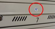 Naklejka z literą "R" na skrzynce pocztowej. Wiele osób myli jej znaczenie