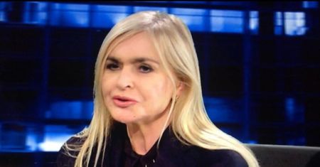 Zrobili Olejnik zdjęcie zza kulis. To trzyma pod stołem w TVN