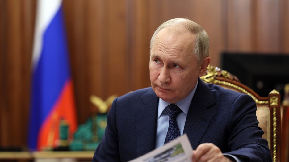 Russian President Vladimir Putin listens to Rostec CEO Sergey Chemezov (not pictured) during their meeting in Moscow, Russia, 28 December 2023. 'The production of tanks in Russia over the past two years has increased sevenfold, ammunition for small arms, MLRS and cannon artillery - we have increased production by 50 times, light armored vehicles - we have increased it by 5.5 times,' Rostec head Chemezov said in a report to President Putin. EPA/GAVRIIL GRIGOROV/SPUTNIK/KREMLIN POOL MANDATORY CREDIT Dostawca: PAP/EPA.