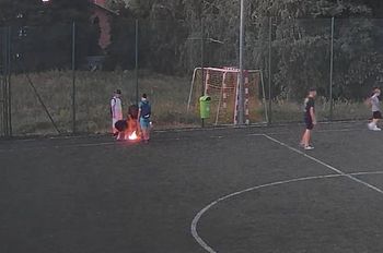 Chłopcy mają czas do poniedziałku. Rozpalili ognisko na Orliku