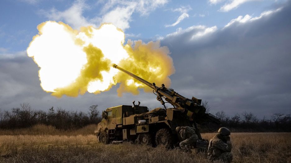 Ukrai?ska armia ostrzeliwuje rosyjskie pozycje
Ukrainian servicemen fire with a CAESAR self-propelled howitzer towards Russian positions in eastern Ukraine on December 28, 2022. (Photo by Sameer Al-DOUMY / AFP)
SAMEER AL-DOUMY