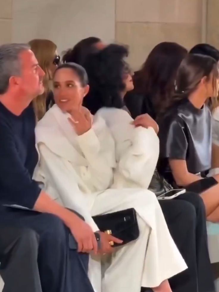 Meghan Markle śmieje się z modelki?