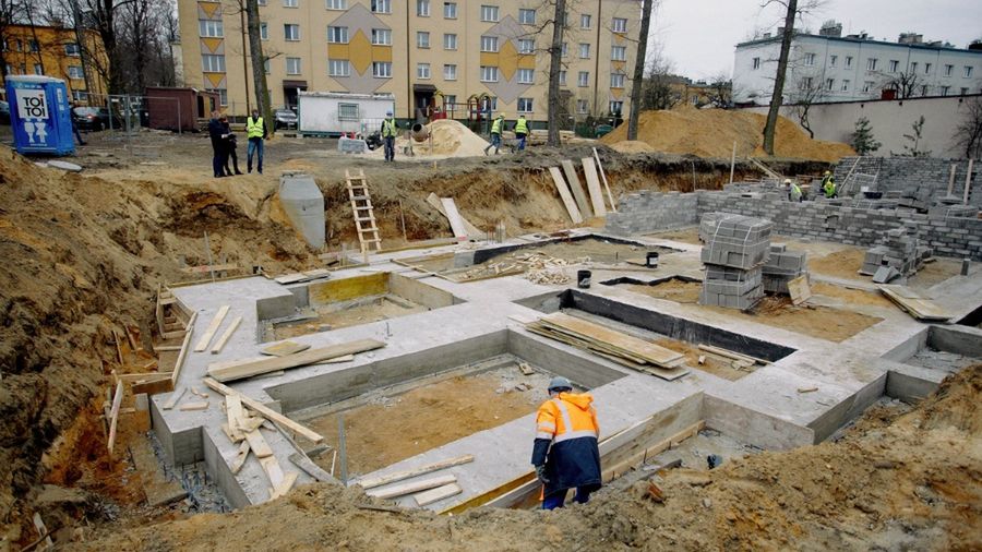 Częstochowa. Rozpoczęły się prace przy budowie bloku z mieszkaniami komunalnymi.