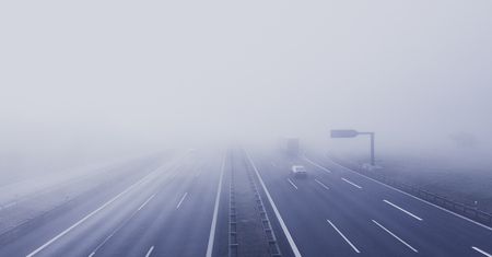Trudne warunki na drogach. IMGW ostrzega przed gołoledzią i gęstymi mgłami