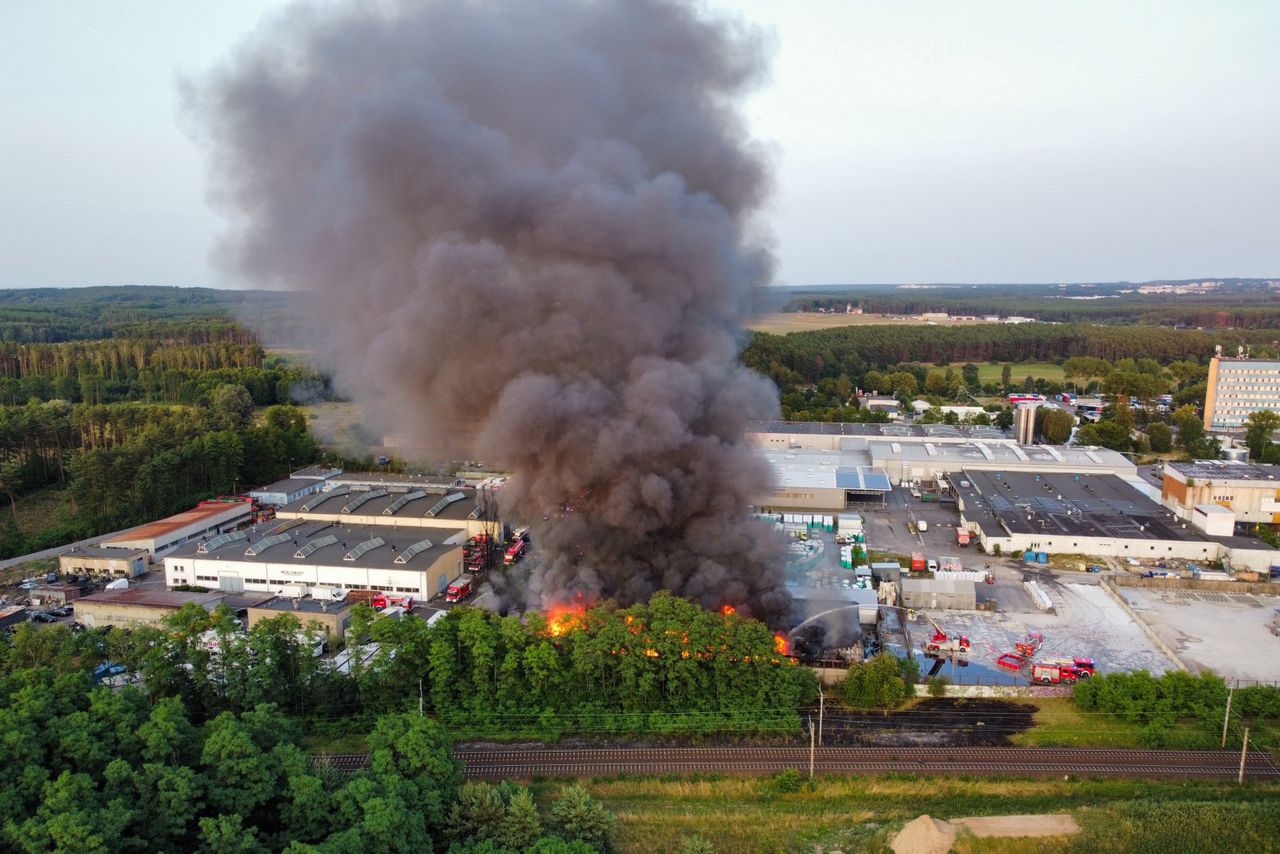 Pożar hali z odpadami w Przylepie. Wszczęto śledztwo, zawiadomiono prokuraturę