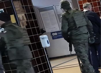 Miejsca strategiczne pod ochroną. Wyszły patrole z długą bronią