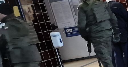 Miejsca strategiczne pod ochroną. Wyszły patrole z długą bronią