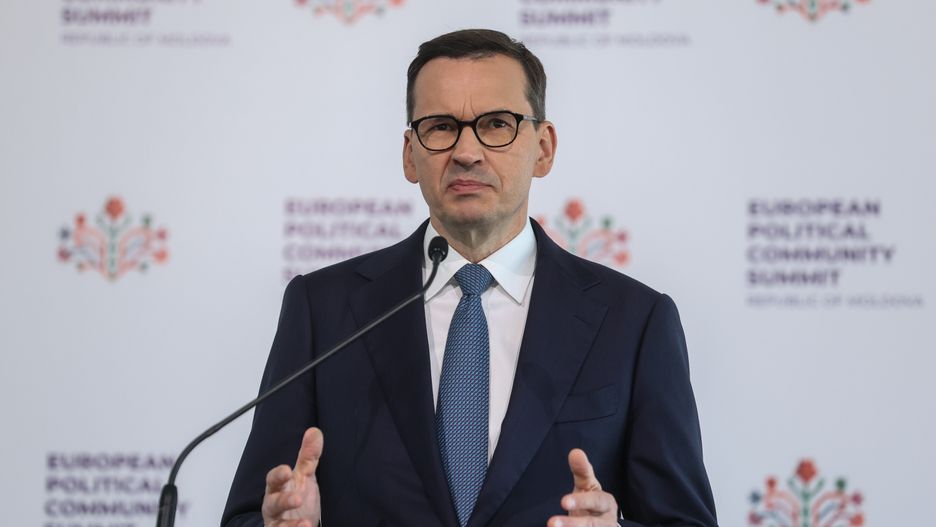 Bulboaca, Mołdawia, 01.06.2023. Premier Mateusz Morawiecki przemawia w ramach II szczytu Europejskiej Wspólnoty Politycznej w Bulboace w środkowej Mołdawii, 1 bm. Wśród tematów szczytu są m.in. inwazja Rosji na Ukrainę, zagrożenia hybrydowe i walka z cyberprzestępczością. (mr) PAP/Rafał Guz