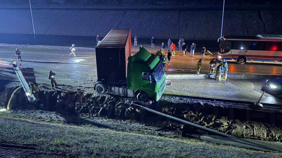 Ciężarówka wjechała w barierki na przebudowywanym odcinku S7.