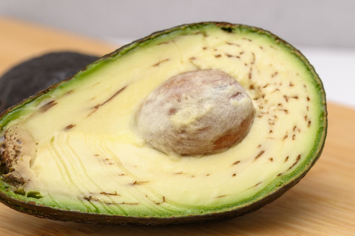 Masz dość tego, że awokado szybko ciemnieje? Jest na to sposób