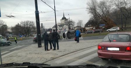 Dachowanie samochodu na rondzie Mohyły. Jedna osoba w szpitalu