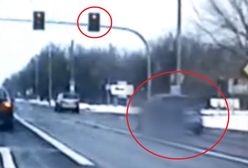 Instruktor nauki jazy pozwolił kursantowi przejechać na czerwonym. Wszystko na oczach policjantów