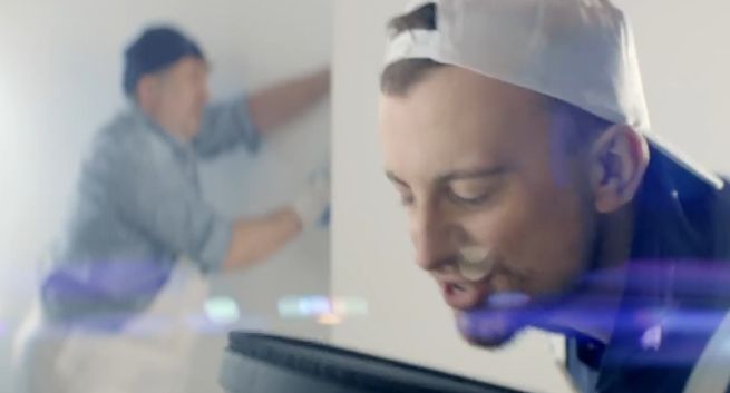 „Ona tańczy dla mnie” w reklamie gładzi Cekol (wideo)