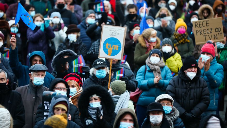 W niedzielę w Krakowie tysiące osób protestowały przeciwko "lex TVN"