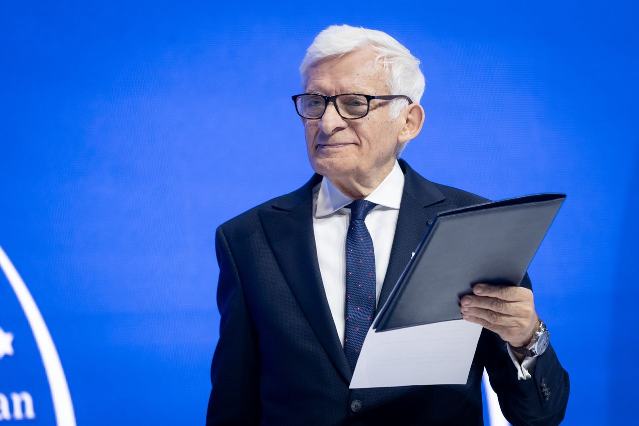 Firmy energetyczne podzielą się zyskami z konsumentami? Buzek: czas najwyższy