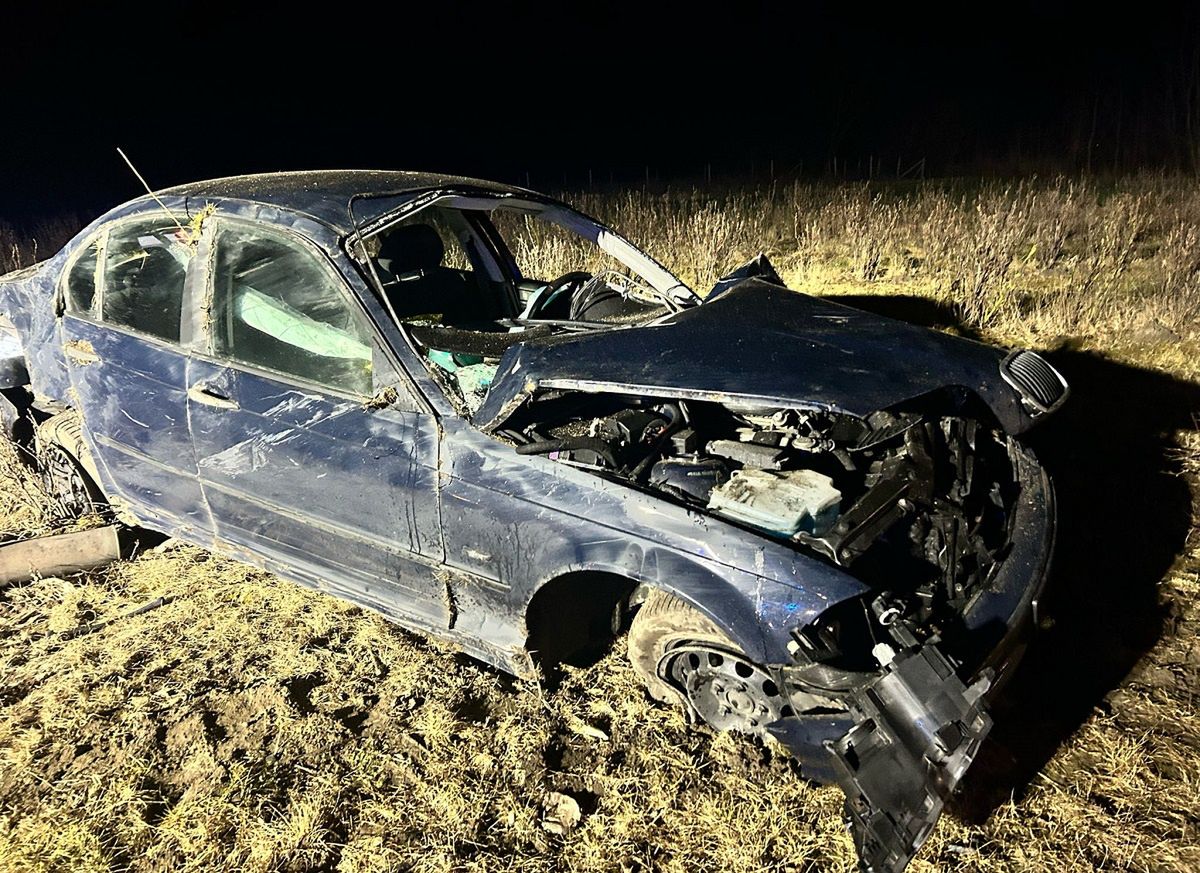 Nie dostosował prędkości do warunków drogowych – dachowanie na ul. Łowieckiej w Sannikach
