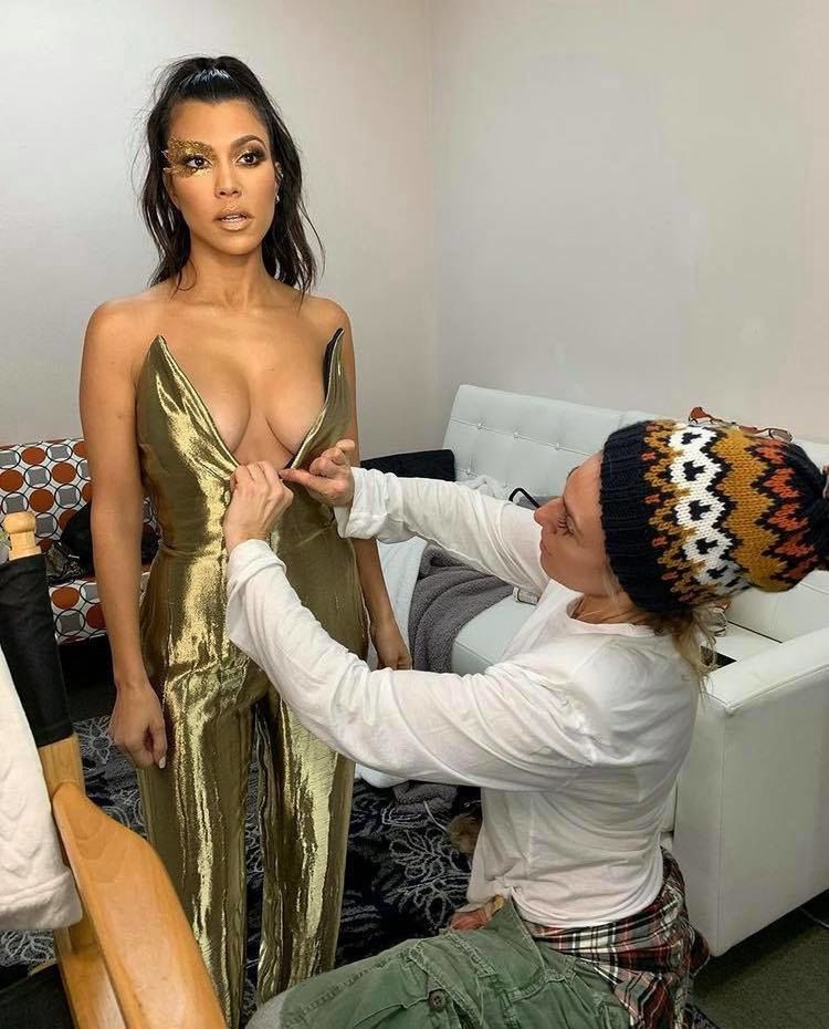Kourtney Kardashian kusi w stroju seksownej pomocnicy Świętego Mikołaja