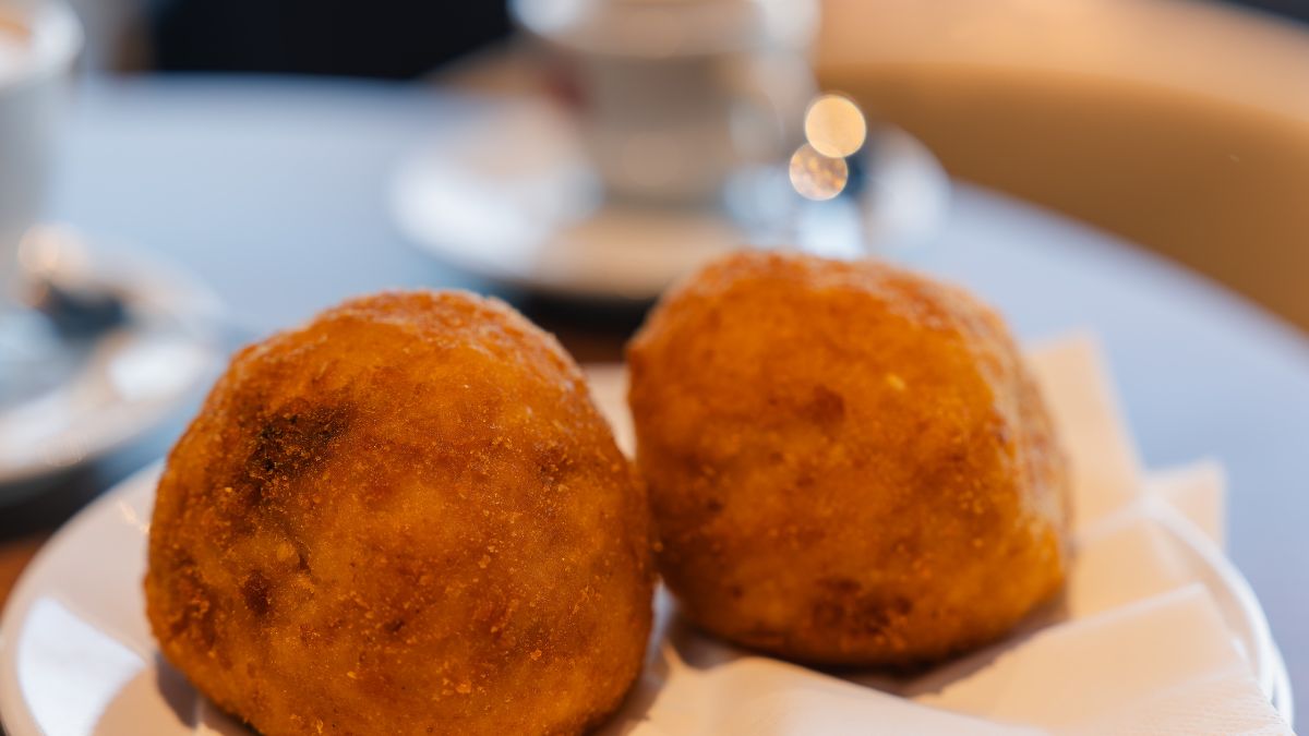 Słodkie arancini są popularne na Sycylii w grudniowe święto