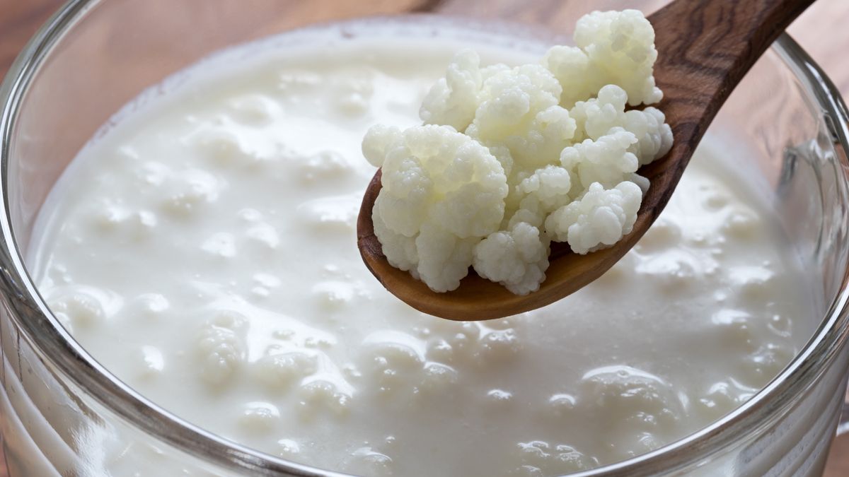 Ten tani napój kupisz w każdym sklepie. Pij po imprezie, aby wesprzeć wątrobę