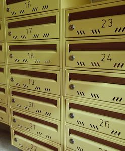 Widzisz "R" na skrzynce? Ta naklejka skrywa ważną informację