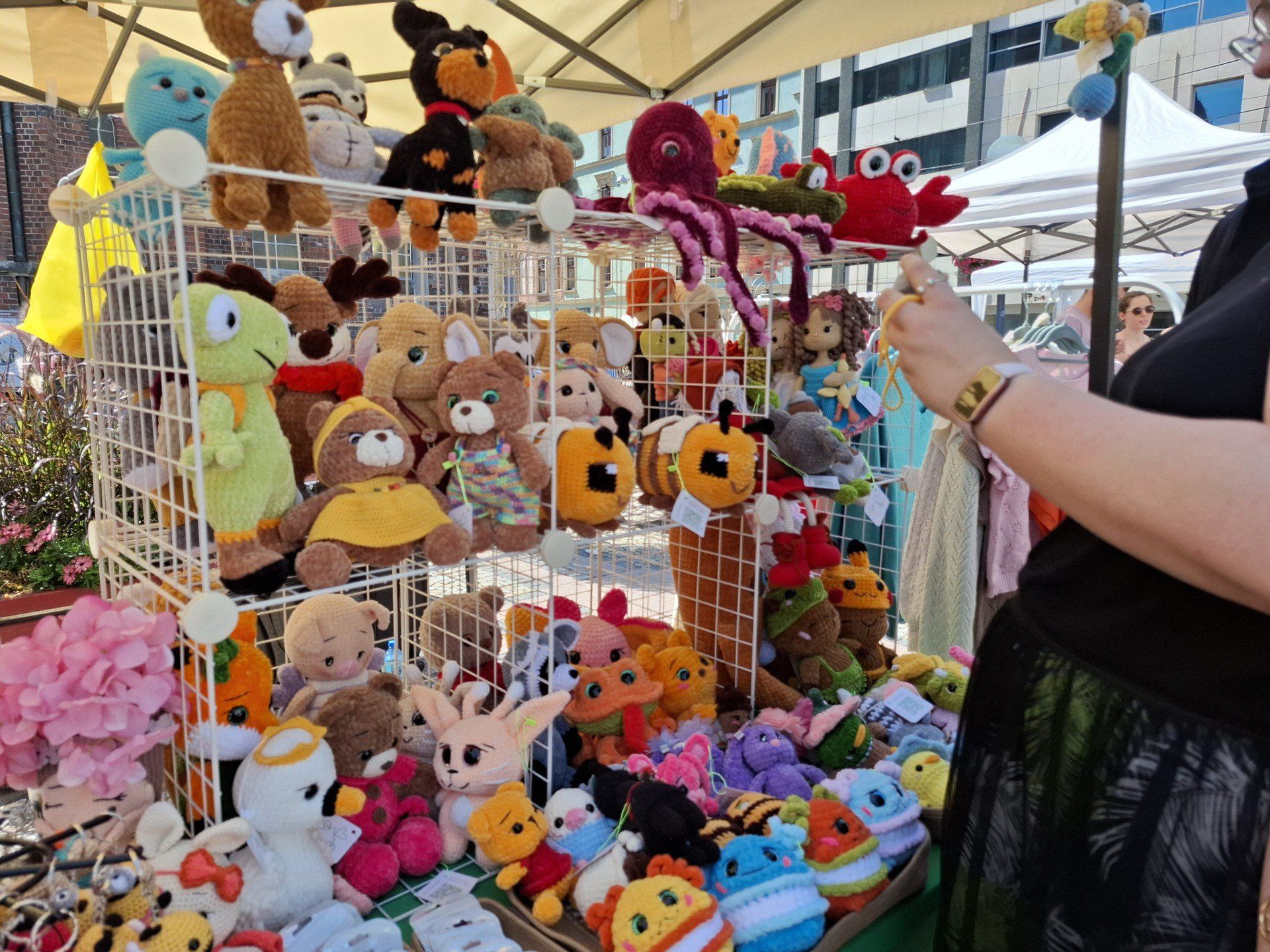 Kolorowe stoiska i rękodzieło z duszą. Zobacz, jak wyglądał Ręki Dzieła Fest w sierpniowy długi weekend.
