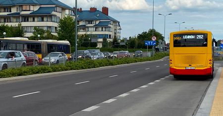 Przepis o wpuszczaniu autobusów. Nie zawsze dokładnie rozumiany