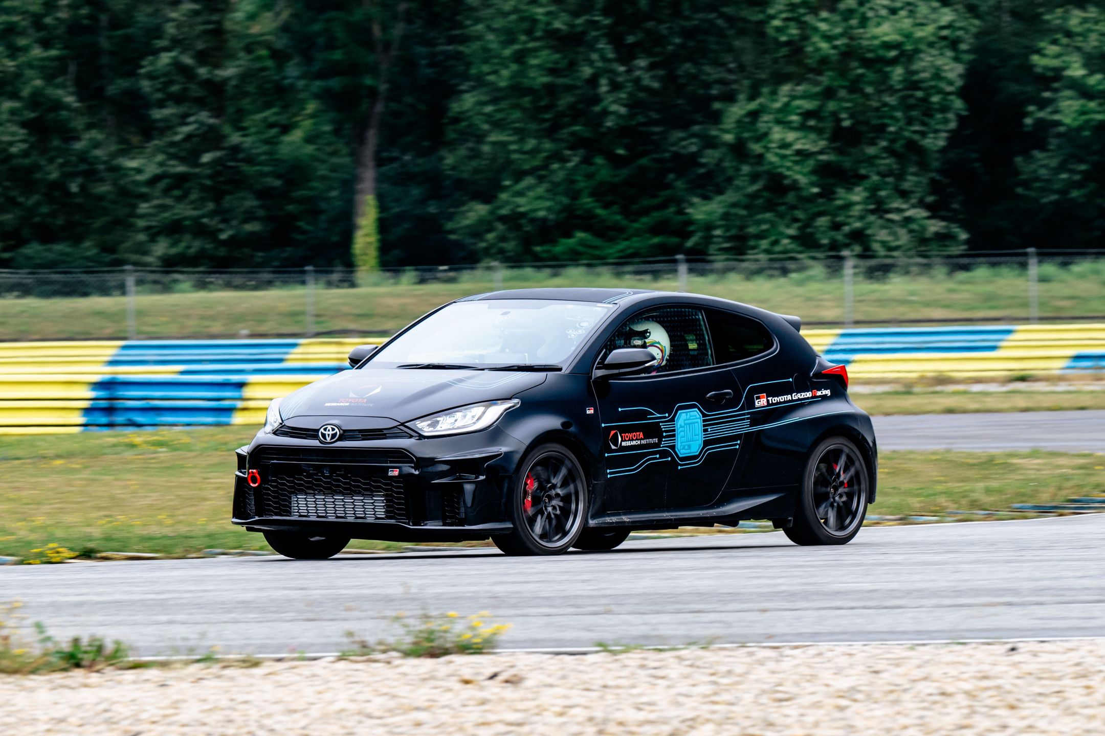 Autonomiczna Toyota GR Yaris na torze Dreux pod Paryżem