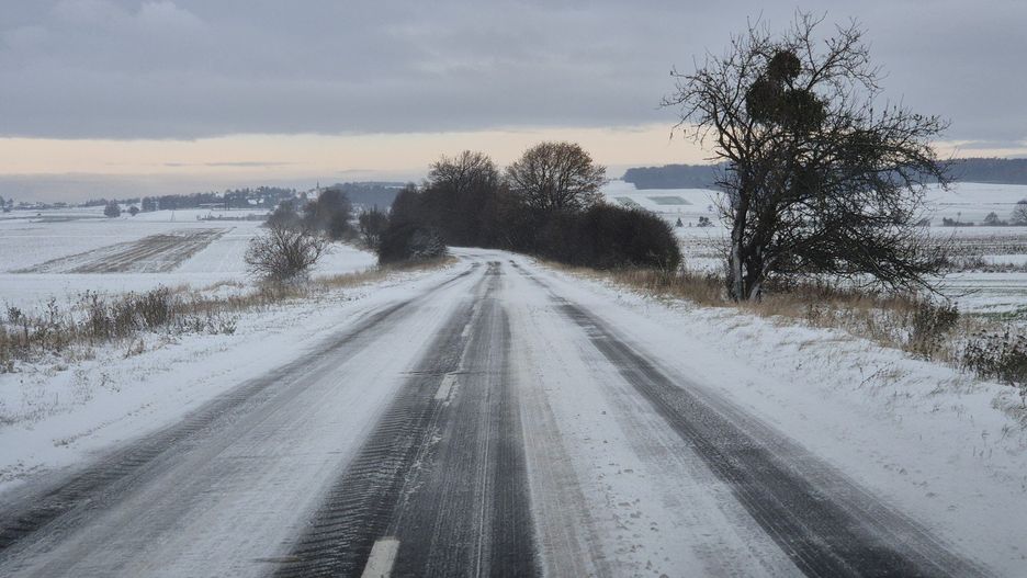Na drogach panują trudne warunki z powodu opadów śniegu.