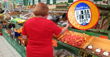 Zauważyłeś takie naklejki na owocach? Te lepiej omijaj z daleka