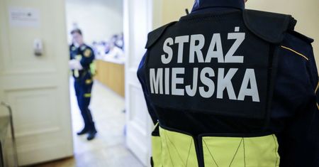 Deweloper chciał wybudować chodnik. Prace blokuje opuszczone auto