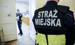 Deweloper chciał wybudować chodnik. Prace blokuje opuszczone auto