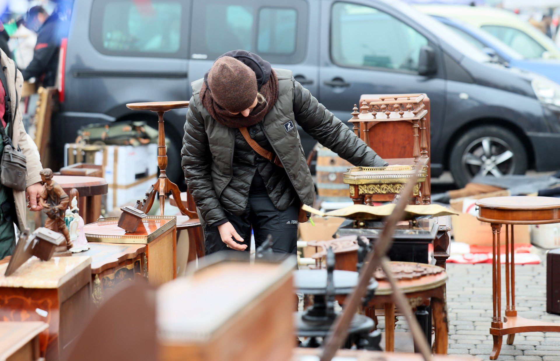 Na lubelskiej giełdzie staroci czas zdaje się płynąć wolniej - między stoiskami pełnymi bibelotów i przedmiotów z duszą można znaleźć nie tylko unikatowe skarby, ale i odrobinę nostalgii.