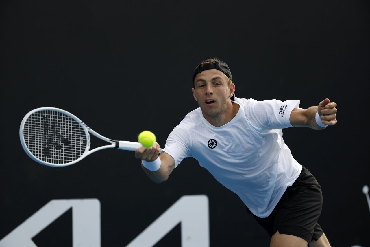 Tallon Griekspoor of the Netherlands in action against Arthur Fils of France during their Men's second round match at the Australian Open tennis tournament in Melbourne, Australia, 18 January 2024. EPA/MAST IRHAM Dostawca: PAP/EPA.