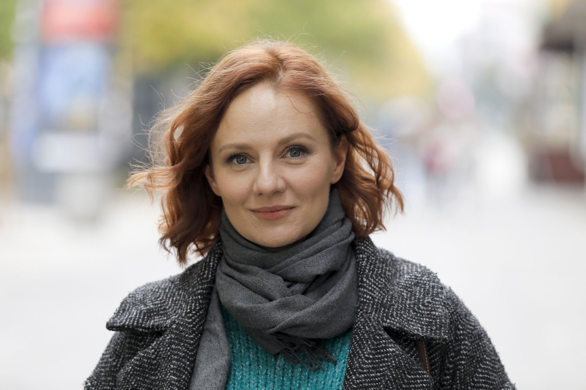 Ewelina Flinta pozuje przed studiem "Dzień Dobry TVN"