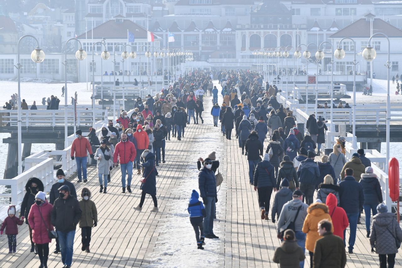 Spacerowicze na plaży w Sopocie 21 lutego 2021 roku